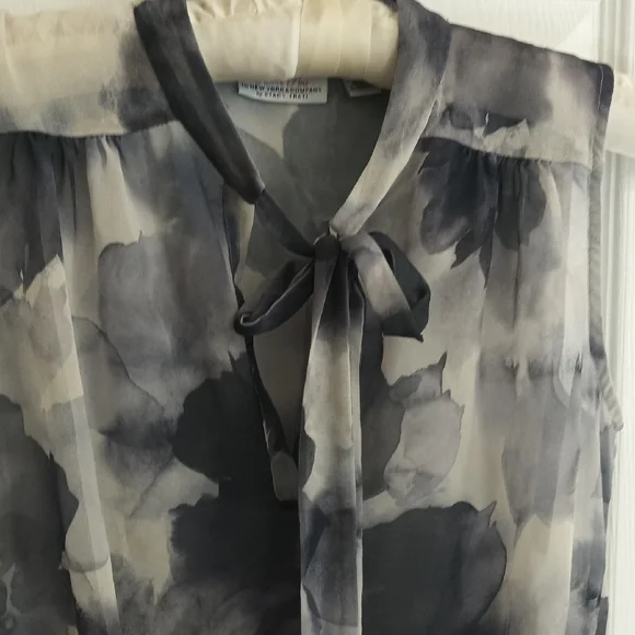 New York & Company Black and Gray Floral Blouse - Picture 3 of 6